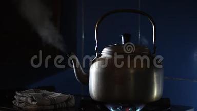 炉子上装有沸水的金属色水壶